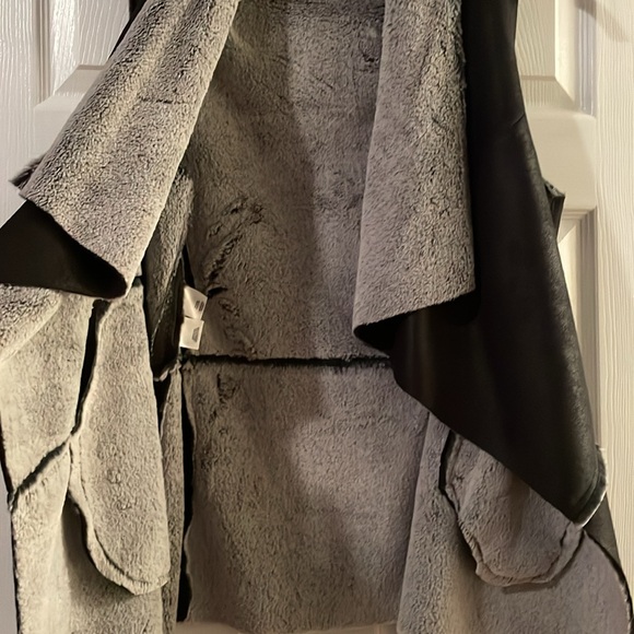 Suede and Sherpa vest - Picture 5 of 6